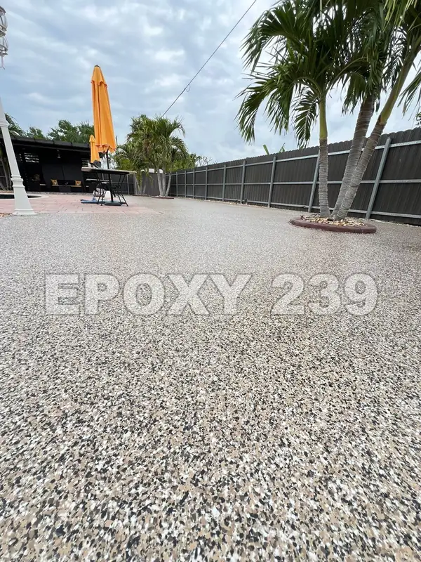 Wide backyard patio with palm trees, coated in Autumn Brown flake epoxy